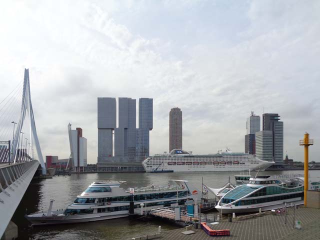 Cruiseschip ms Sea Princess van Princess Cruises aan de Cruise Terminal Rotterdam